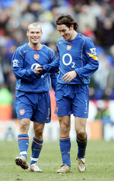  Robert Pires och Fredrik Ljungberg, Arsenal jubel efter slutsignalen 