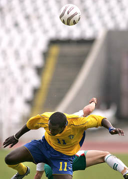 Henok Goitom trycks ned i en nickduell