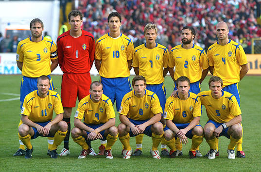  Bak fr.v. Olof Mellberg, Andreas Isaksson, Zlatan Ibrahimovic, Niclas Alexandersson, Alexander Östlund, Teddy Lucic. Fram fr.v. Mattias Jonson, Fredrik Ljungberg Anders Svensson Tobias Lindroth, Erik Edman.
