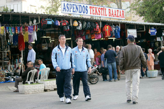 Allas blickar på bröderna Andersson, Patrik och Daniel.