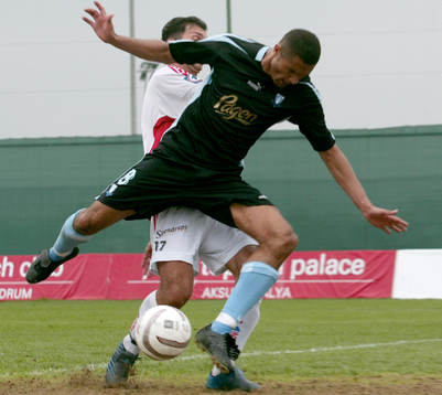 Straff, Afonso Alves trycks omkull av Zoran Manovic