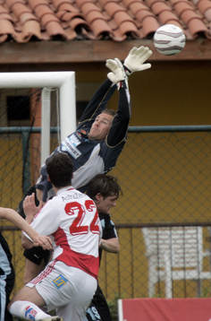 Lee Baxter tappar en boll framför Darko Lukanovic