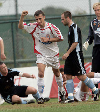 1-0 till Assyriska, Ivan Isakovic. Sittande skäller Patrik