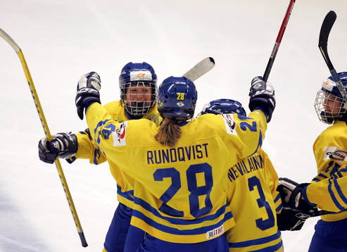  Måljubel efter Kristina Lundbergs, Sverige 2-1.    