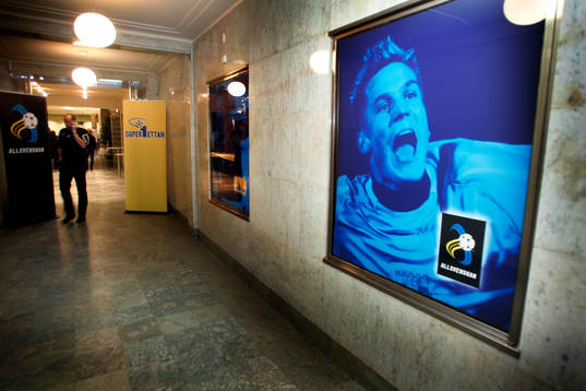 Reklam affischer med Markus Rosenberg i entrén till