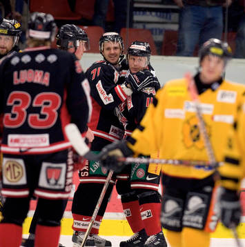 Peter Hammarström (3 måls skytt) och Jan Hammar, Malmö,