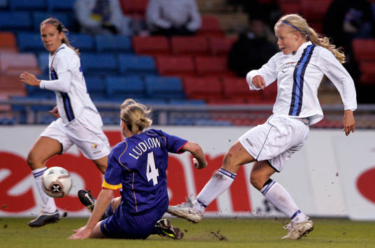  Elin Ekblom och Linda Fagerström, Djurgården/Älvsjö och Jayne Ludlow, Arsenal.