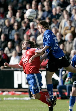  Kulan i luften, Peter Larsson trycker Peter Graulund i ryggen.