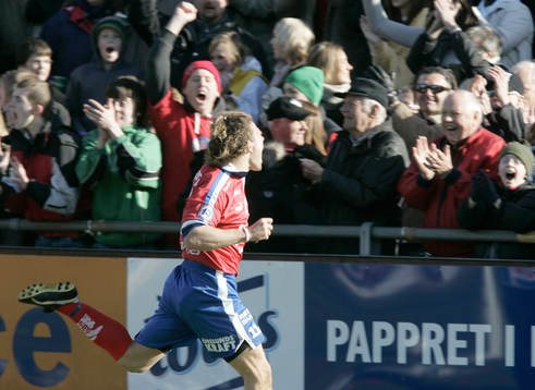  1-0 Peter Graulund jublar ikapp med publiken.
