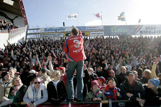  HIF jublar över premiärsegern.