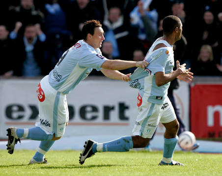   Niklas Skoog och Joseph Elanga, jubel. Tröjdragning, drar i tröjan.