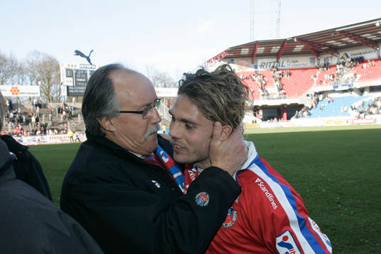  Sten-Inge Fredin, ordförande, kramar om Peter Graulund.