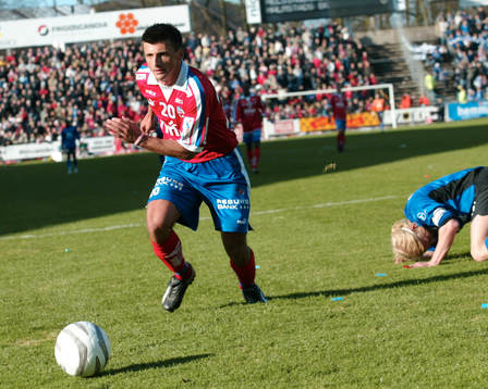  Eldin Karisik rycker ifrån en Halmstads-spelare.