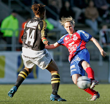  Kristine Lilly, KIF Örebro och Yolanda Odenyo, AIK.