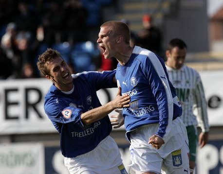  Emil Mårtensson har gjort 3-0 och grattas av Patrik Redo, Trelleborg