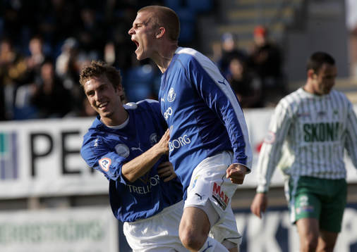  Emil Mårtensson har gjort 3-0 och grattas av Patrik Redo, Trelleborg