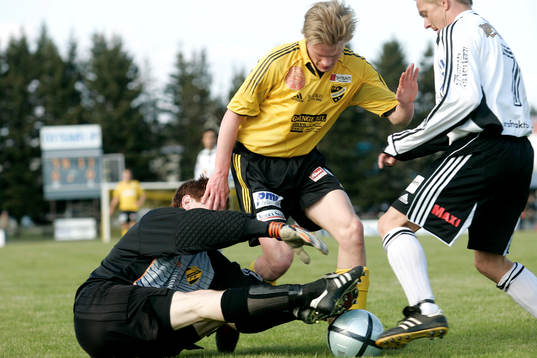  Mikael Larsson oroar Laholms målvakt Joakim Wulff och Mattias Hed.