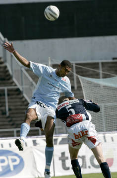 Afonso Alves når högst i höjdduell med Andreas Revahl