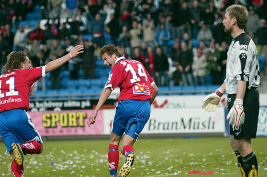 2-0 Andreas Granqvist tar sig igenom Elfsborgs-försvaret,