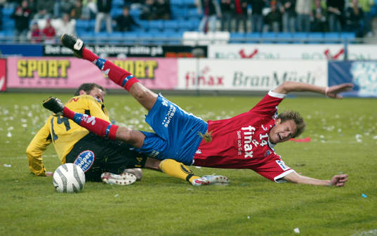 2-0 Andreas Granqvist tar sig igenom Elfsborgs-försvaret,