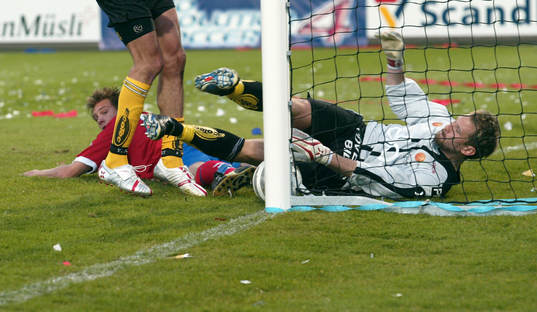 2-0 Andreas Granqvist tar sig igenom Elfsborgs-försvaret,