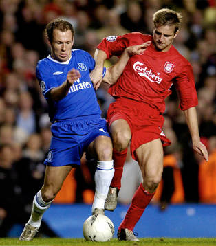  Chelsea's Arjen Robben och Liverpool's Igor Biscan. 