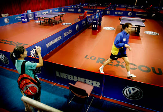 Jan-Ove Waldner blir fotograferad av en kinesisk supporter