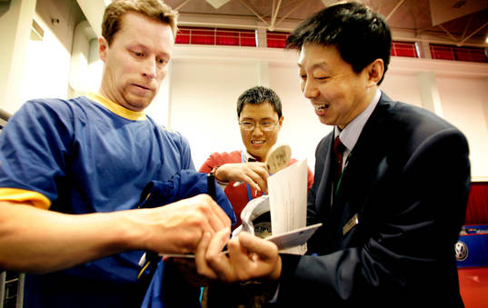 Jan-Ove Waldner skriver autografer