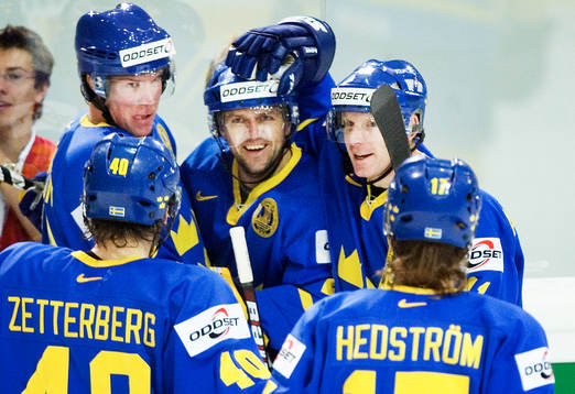  Henrik Zetterberg, Kenny Jönsson, Thomas Rohdin, Daniel Alfredsson och Jonathan Hedström, Sverige (Jubel)