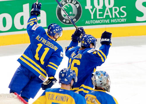 Daniel Alfredsson avgör för Sverige med 2-3. (Jubel)