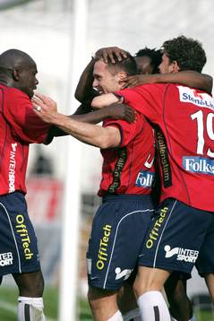 Magnus Källander kramas om av laget, Jubel