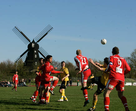 Väderkvarn, idyll, idylliska Höllvikens idrottsplats.