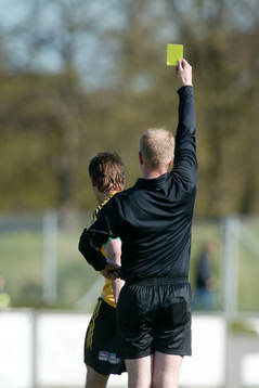 Varning, gult kort av domaren Niklas Olsson, Ystad