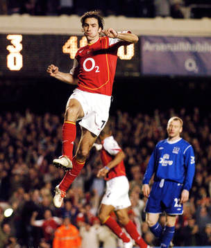  Jubel i Arsenal efter 7-0 seger mot Everton. Robert Pires jublar efter 4-0