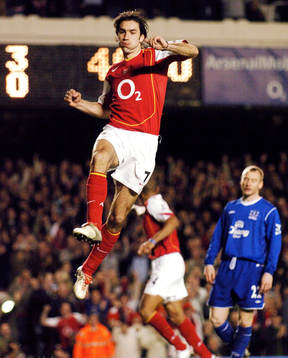  Jubel i Arsenal efter 7-0 seger mot Everton. Robert Pires jublar efter 4-0