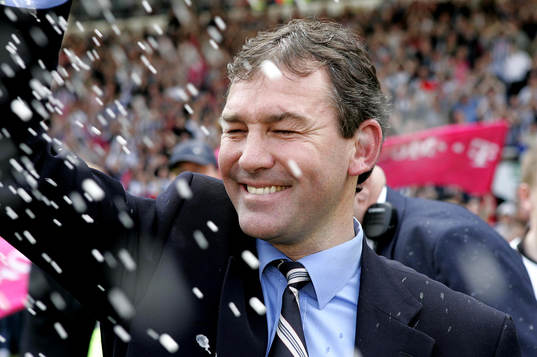  Bryan Robson, Manager West Bromwich (Jubel)