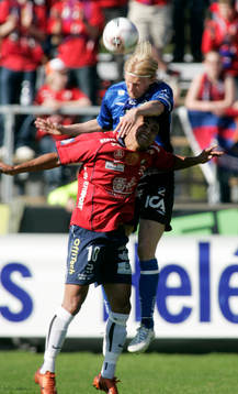 Per Johansson trycker till Ailton Almeida i en nickduell