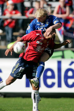 Per Johansson trycker till Ailton Almeida i en nickduell