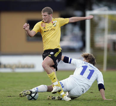 Martin Abrahamsson bryter framför Andreas Nilsson