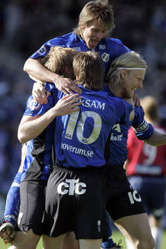  1-0 Peter Larsson och hela HBK jublar.