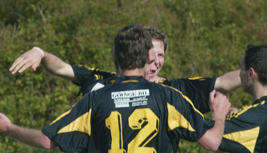 2-2, Mikael Dahlgren, målskytten, grattas. Jubel, glädje