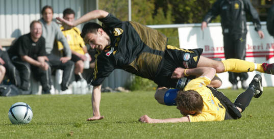 Burim Rexhepi bringas på fall