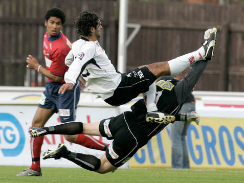  Costa sätter sig på Östers keeper Claes Green.
