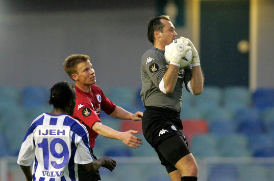  Balázs Rabóczki, målvakt, Peter Ijeh, domare, Terje Hauge.