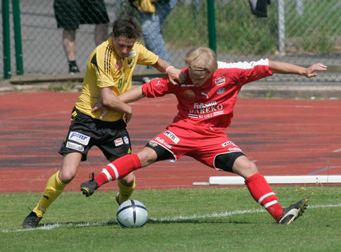  Daniel De Stefano mot en röd motståndare.