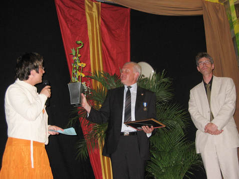 IFK Hässleholm, jubileumsfest, 100 år. Ordförande John Paulsson grattas