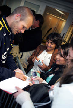 Träning Fredrik Ljungberg skriver autografer