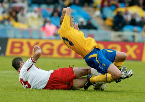 Marcus Allbäck. Glidtackling