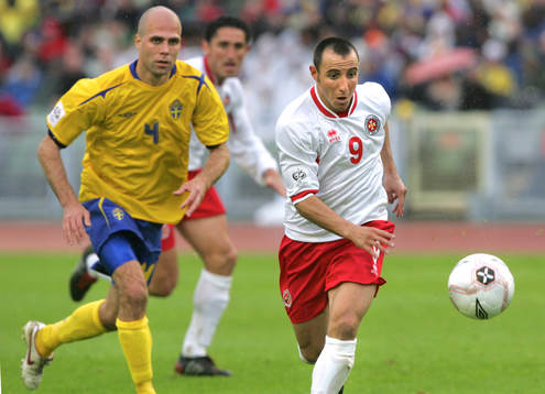   Michael Mifsud, Malta med Teddy Lucic i ryggen