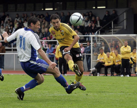 Burim Rexhepi skjuter, Andreas Ottosson kaj ej förhindra